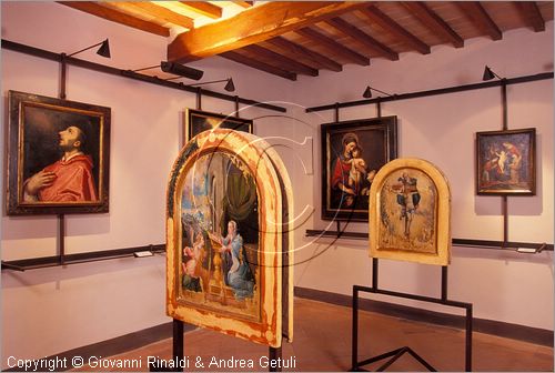 ITALY - PIENZA (SI) - Museo Diocesano d'Arte Sacra - sala 10: pittura fiorentina del '500 e del '600, al centro testata di bara di Niccol Betti (1580 circa)