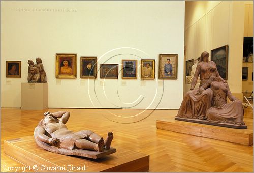 ITALY - ROMA - Galleria d'Arte Moderna - Novecento - Gli anni '30 - Regime e dissenso - in primo piano "donna dormiente" di Marino Marini (1929)