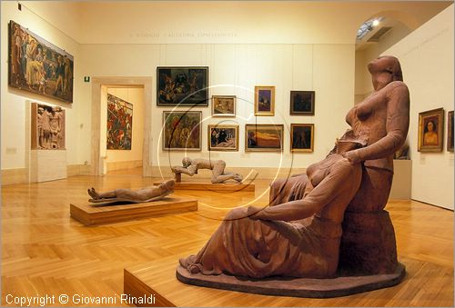 ITALY - ROMA - Galleria d'Arte Moderna - Novecento - Gli anni '30 - Regime e dissenso - in primo piano "le stelle (le sorelle)" di Arturo Martini (1932)