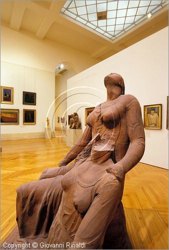 ITALY - ROMA - Galleria d'Arte Moderna - Novecento - Gli anni '30 - Regime e dissenso - in primo piano "le stelle (le sorelle)" di Arturo Martini (1932)