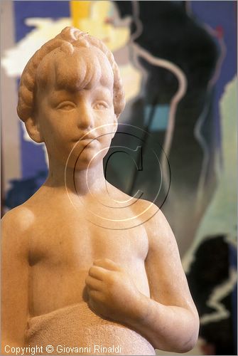 ITALY - ROMA - Galleria d'Arte Moderna - Novecento - Iconografia Futurista - "bambina al sole" (1931) di Arturo Dazzi, fa da sfondo un quadro di Prampolini