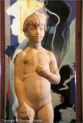ITALY - ROMA - Galleria d'Arte Moderna - Novecento - Iconografia Futurista - "bambina al sole" (1931) di Arturo Dazzi, fa da sfondo un quadro di Prampolini