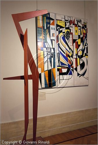 ITALY - ROMA - Galleria d'Arte Moderna - Novecento - Evoluzione e approdi dell'arte astratta - "monumento al partigiano" (1947) di Piero Consagra, dietro: "Via Margutta (trittico)" (1951) di Concetto Maugeri