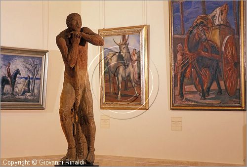 ITALY - ROMA - Galleria d'Arte Moderna - Novecento - Il ritorno ai valori "arcaici" di un'italia contadina - "il pastore" (1930-31) di Arturo Martini sul fondo da sinistra: Carlo Carr e due quadri di Ferruccio Ferrazzi ("toro romano del 1930 e "carrettiere romano" del 1936)