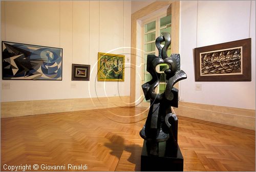ITALY - ROMA - Galleria d'Arte Moderna - Novecento - Il tempo delle avanguardie - "camminando" (1912) di Alexander Archipenko, sul fondo quadri di Giacomo Balla