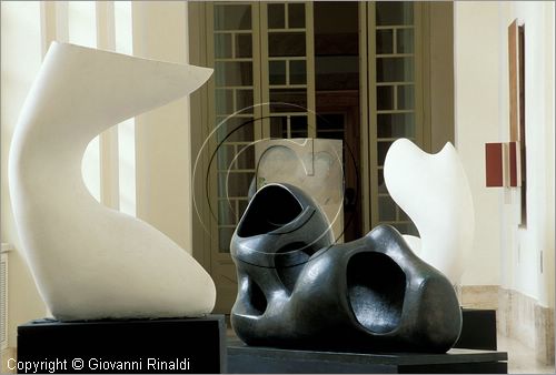ITALY - ROMA - Galleria d'Arte Moderna - Galleria - sculture di Alberto Viani ed Henry Moore