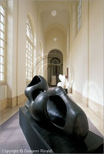 ITALY - ROMA - Galleria d'Arte Moderna - Galleria - "Figura distesa - forma esterna" (1953-54) di Henry Moore