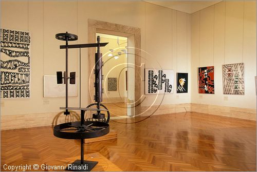 ITALY - ROMA - Galleria d'Arte Moderna - Sala Ettore Colla - Giuseppe Capogrossi - "Officina solare n2" (1965) di Ettore Colla, sul fondo superfici di Giuseppe Capogrossi