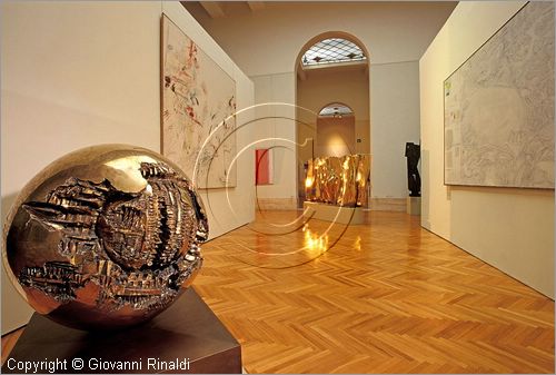 ITALY - ROMA - Galleria d'Arte Moderna - "Sfera n2" (1963) di Arnaldo Pomodoro, dietro due grandi quadri di Twombly e scultura di Gi Pomodoro