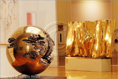 ITALY - ROMA - Galleria d'Arte Moderna - "Sfera n2" (1963) di Arnaldo Pomodoro, dietro scultura di Gi Pomodoro