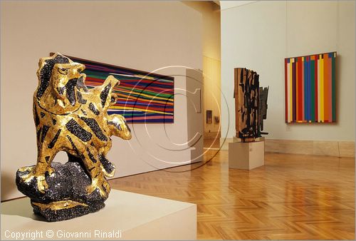ITALY - ROMA - Galleria d'Arte Moderna - I protagonisti dell'informale in Italia - in primo piano: "Gallo" (1948) di Lucio Fontana, dietro "Legno bruciato" (1958-81) di Piero Consagra, sulla parete: "Di maggio" (1967) di Piero D'Orazio
