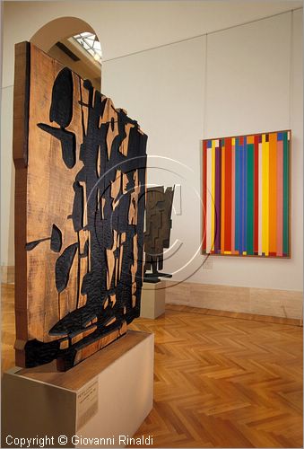 ITALY - ROMA - Galleria d'Arte Moderna - I protagonisti dell'informale in Italia - in primo piano: "Legno bruciato" (1958-81) di Piero Consagra, sulla parete: "Di maggio" (1967) di Piero D'Orazio