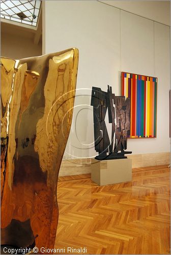 ITALY - ROMA - Galleria d'Arte Moderna - I protagonisti dell'informale in Italia - in primo piano: bronzo di Gi Pomodoro, dietro "Legno bruciato" (1958-81) di Piero Consagra, sulla parete: "Di maggio" (1967) di Piero D'Orazio