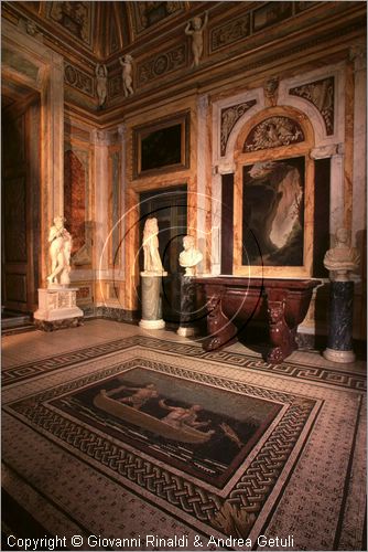 ROMA
Galleria Borghese
Sala V
pavimento con mosaico romano che raffigura la pesca
di fronte una vasca in porfido rosso che stava a Castel Sant'Angelo fino al 1779