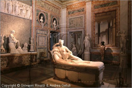ROMA
Galleria Borghese
Sala di Paolina
"ritratto marmoreo di Paolina Borghese di Antonio Canova (1805-08)
