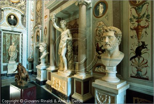 ROMA
Galleria Borghese
Salone di Ingresso
statua di Bacco, testa di Adriano e busto di Antonino Pio