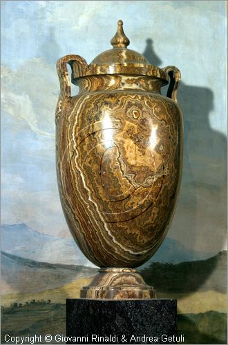 ROMA
Galleria Borghese
Sala dell'Ermafrodito
urna in alabastro fiorito