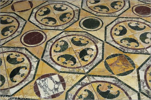 ITALY - LAZIO - ROMA - ROME - Museo dell'Alto Medioevo (ex Palazzo delle Scienze dell'EUR) - Opus Sectile di Porta Marina di Ostia Antica - la straordinaria decorazione a intarsio di marmi colorati che ornava la sala di rappresentanza di una domus monumentale - particolare del pavimento di marmi preziosi (giallo antico, serpentino, porfido rosso e pavonazzetto), decorato con motivi a stelle, ottagoni e cerchi combinati con grande eleganza