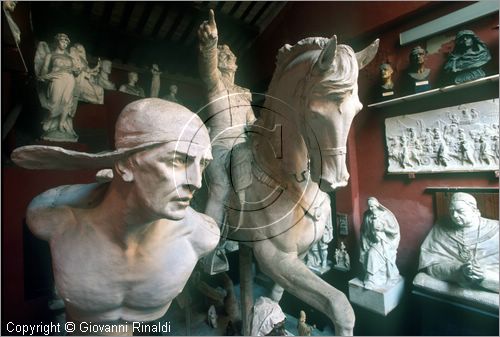 ROMA
Museo Canova-Tadolini
sala centrale
"genio aviatore" di G.Tadolini
dietro la grande statua equestre del Maresciallo De Sucre di E.Tadolini
