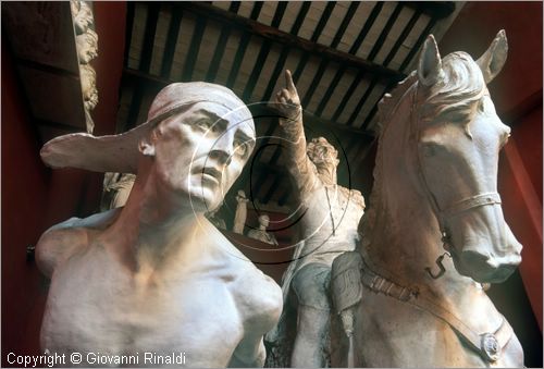 ROMA
Museo Canova-Tadolini
sala centrale
"genio aviatore" di G.Tadolini
dietro la grande statua equestre del Maresciallo De Sucre di E.Tadolini