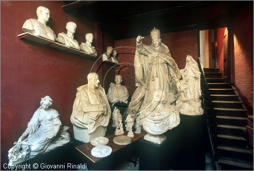 ROMA
Museo Canova-Tadolini
sala di destra
veduta della sala
al centro grande statua di Papa Leone XIII