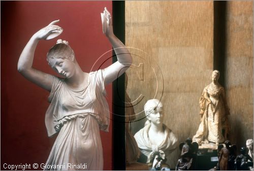 ROMA
Museo Canova-Tadolini
sala centrale
"danzatrice" di Antonio Canova