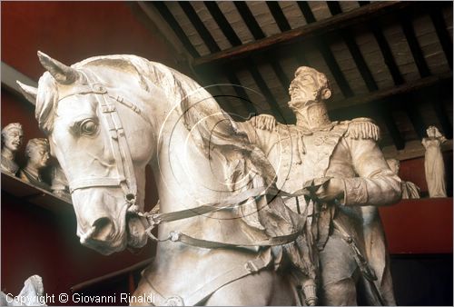 ROMA
Museo Canova-Tadolini
sala centrale
statua equestre del Maresciallo De Sucre di E.Tadolini