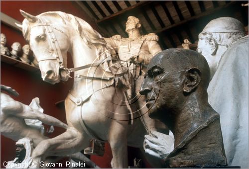 ROMA
Museo Canova-Tadolini
sala centrale
autoritratto di E.Tadolini (1948)
dietro la grande statua equestre del Maresciallo De Sucre di E.Tadolini