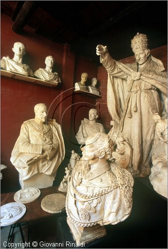 ROMA
Museo Canova-Tadolini
sala a destra
al centro in basso il busto di Vittorio Emanuele II
a destra in alto Papa Leone XIII