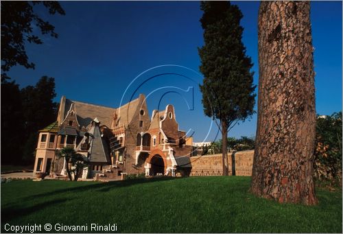 ROMA
Villa Torlonia
Casina delle Civette
sede del Museo delle vetrate
veduta esterna
