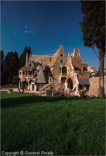 ROMA
Villa Torlonia
Casina delle Civette
sede del Museo delle vetrate
veduta esterna