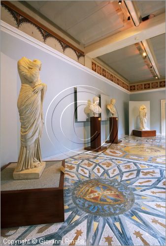 ROMA
Villa Torlonia
Museo del Casino dei Principi
Piano nobile, seconda sala (Galleria)
i pavimenti in mosaico sono realizzati da Carlo Seni su disegno di Carretti (1834 circa)
le statue in marmo di Barlolomeo Cavaceppi (1717-1799), copie di statue antiche conservate nei Musei Capitolini