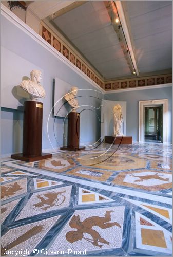 ROMA
Villa Torlonia
Museo del Casino dei Principi
Piano nobile, seconda sala (Galleria)
i pavimenti in mosaico sono realizzati da Carlo Seni su disegno di Carretti (1834 circa)
le statue in marmo di Barlolomeo Cavaceppi (1717-1799), copie di statue antiche conservate nei Musei Capitolini