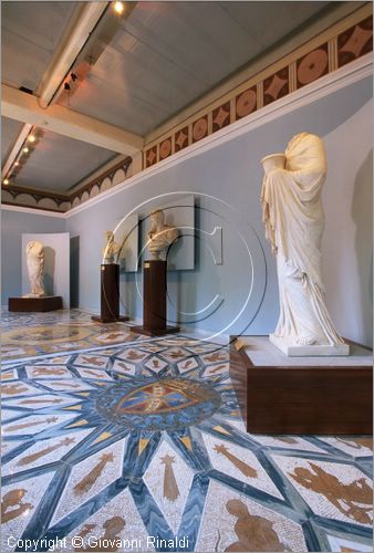 ROMA
Villa Torlonia
Museo del Casino dei Principi
Piano nobile, seconda sala (Galleria)
i pavimenti in mosaico sono realizzati da Carlo Seni su disegno di Carretti (1834 circa)
le statue in marmo di Barlolomeo Cavaceppi (1717-1799), copie di statue antiche conservate nei Musei Capitolini