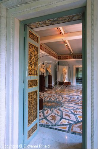 ROMA
Villa Torlonia
Museo del Casino dei Principi
Piano nobile
veduta della seconda sala (Galleria)
attraverso la porta che la divide dalla sala Greca