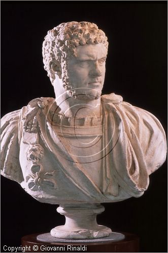 ROMA
Villa Torlonia
Museo del Casino dei Principi
Piano nobile, seconda sala (Galleria)
"Caracalla" calco in gesso (di Barlolomeo Cavaceppi), del busto antico di Caracalla in porfido della sala degli Imperatori del Musei Capitolini