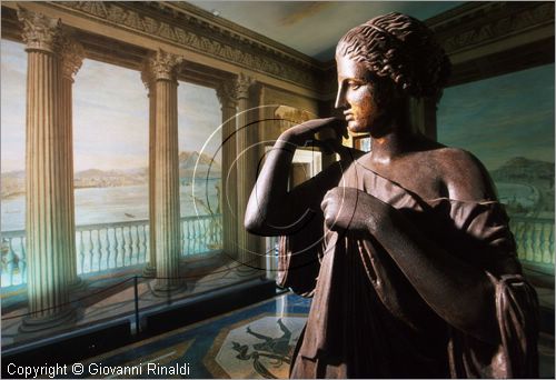 ROMA
Villa Torlonia
Museo del Casino dei Principi
Piano nobile, terza sala (Sala da Pranzo o Sala delle Vedute).
Statua di Diana in ghisa di autore ignoto del XIX secolo, copia di una statua rinvenuta dagli scavi di Gabii del 1792 di copia romana di un originale greco probabilmente di Prassitele nel 345-46