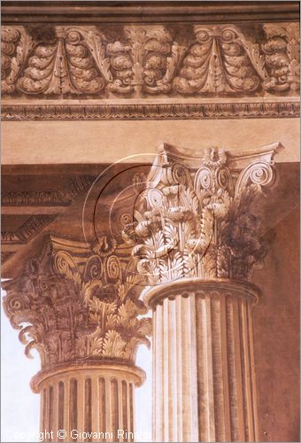 ROMA
Villa Torlonia
Museo del Casino dei Principi
Piano nobile, terza sala (Sala da Pranzo o Sala delle Vedute).
La decorazione pittorica a tempera delle pareti  attribuita al Carretti.
particolare dei capitelli corinzi