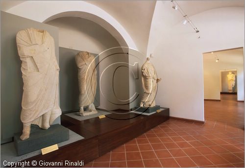 ROMA
Villa Torlonia
Museo del Casino dei Principi
Piano inferiore
veduta della sala con le statue romane in marmo di togati del I secolo a.C. e I secolo d.C.