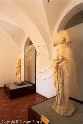 ROMA
Villa Torlonia
Museo del Casino dei Principi
Piano inferiore
sala con figura femminile panneggiata in marmo lunense (I secolo a.C.) e Afrodite in marmo di Thasos di et Flavia ed Adrianea (I-II secolo d.C.)