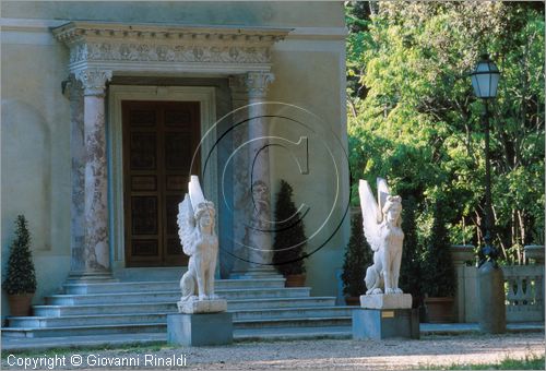 ROMA
Villa Torlonia
Museo del Casino dei Principi
esterno
sfingi alate in travertino realizzate dagli scultori Clemente Massimi e Girolamo Sartorio (della scuola di Valadier) (1830 circa) poste di fronte al protiro monumentale che fa da ingresso al piano nobile del museo