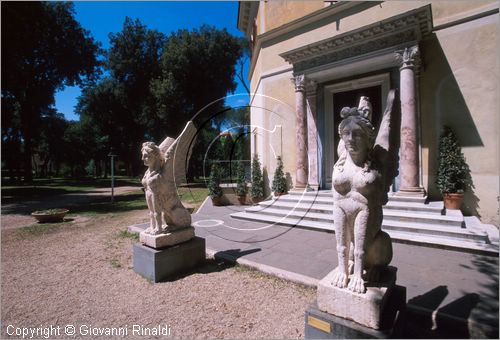 ROMA
Villa Torlonia
Museo del Casino dei Principi
esterno
sfingi alate in travertino realizzate dagli scultori Clemente Massimi e Girolamo Sartorio (della scuola di Valadier) (1830 circa) poste di fronte al protiro monumentale che fa da ingresso al piano nobile del museo