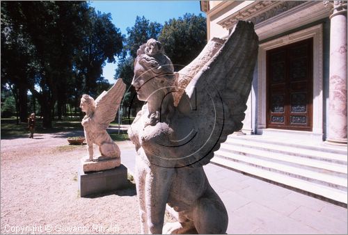 ROMA
Villa Torlonia
Museo del Casino dei Principi
esterno
sfingi alate in travertino realizzate dagli scultori Clemente Massimi e Girolamo Sartorio (della scuola di Valadier) (1830 circa) poste di fronte al protiro monumentale che fa da ingresso al piano nobile del museo