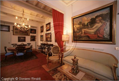 ROMA
Casa-Museo Giorgio De Chirico
nel Palazzo dei Borgognoni in piazza di Spagna
Sala da pranzo divisa dal Soggiorno con una tenda
