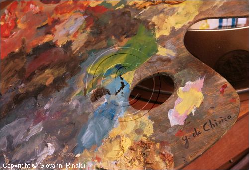 ROMA
Casa-Museo Giorgio De Chirico
nel Palazzo dei Borgognoni in piazza di Spagna
particolare sulla tavolozza dei colori nello studio dell'ultimo piano dove il pittore dipinse negli anni '50