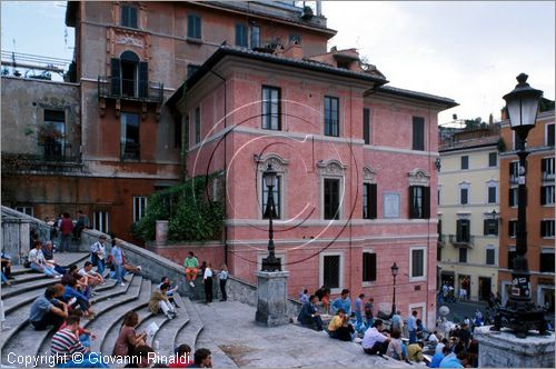 ROMA
"Keats-Shelley Memorial House"
museo dedicato alla memoria dei due poeti inglesi nella casa dove visse per qualche mese e mor John Keats
in piazza di Spagna
veduta esterna della casa ai piedi della scalinata di Trinit dei Monti