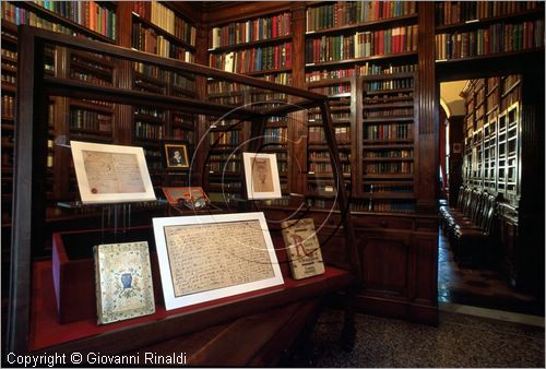 ROMA
"Keats-Shelley Memorial House"
museo dedicato alla memoria dei due poeti inglesi nella casa dove visse per qualche mese e mor John Keats
in piazza di Spagna
il salone ospita la biblioteca che contiene pi di novemila volumi ed  considerata la pi vasta collezione di letteratura romantica inglese nel continente