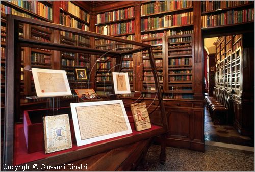 ROMA
"Keats-Shelley Memorial House"
museo dedicato alla memoria dei due poeti inglesi nella casa dove visse per qualche mese e morì John Keats
in piazza di Spagna
il salone ospita la biblioteca che contiene più di novemila volumi ed è considerata la più vasta collezione di letteratura romantica inglese nel continente
