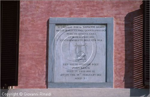 ROMA
"Keats-Shelley Memorial House"
museo dedicato alla memoria dei due poeti inglesi nella casa dove visse per qualche mese e mor John Keats
in piazza di Spagna
lapide sulla parete esterna della casa che affaccia sulla scalinata di Trinit dei Monti