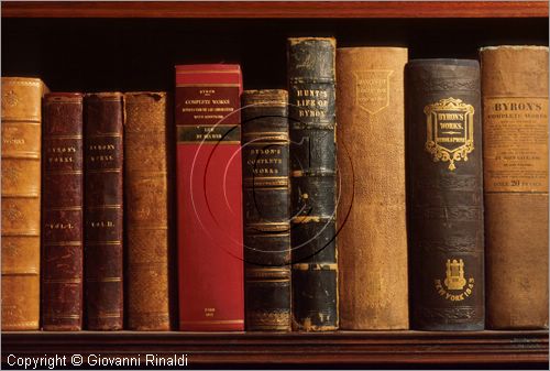ROMA
"Keats-Shelley Memorial House"
museo dedicato alla memoria dei due poeti inglesi nella casa dove visse per qualche mese e morì John Keats
in piazza di Spagna
il salone ospita la biblioteca che contiene più di novemila volumi ed è considerata la più vasta collezione di letteratura romantica inglese nel continente